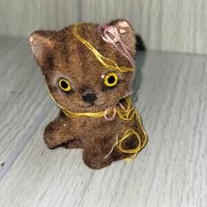 Vtg Flocked Felt Mischievous Kitten Brown Stripped Cat Playing With String 3"
